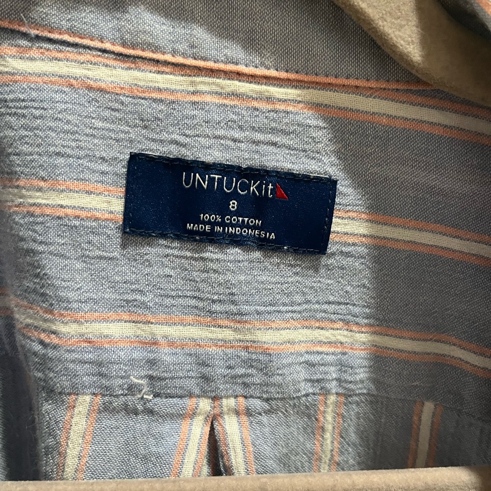 Untuckit - Picture 2 of 3